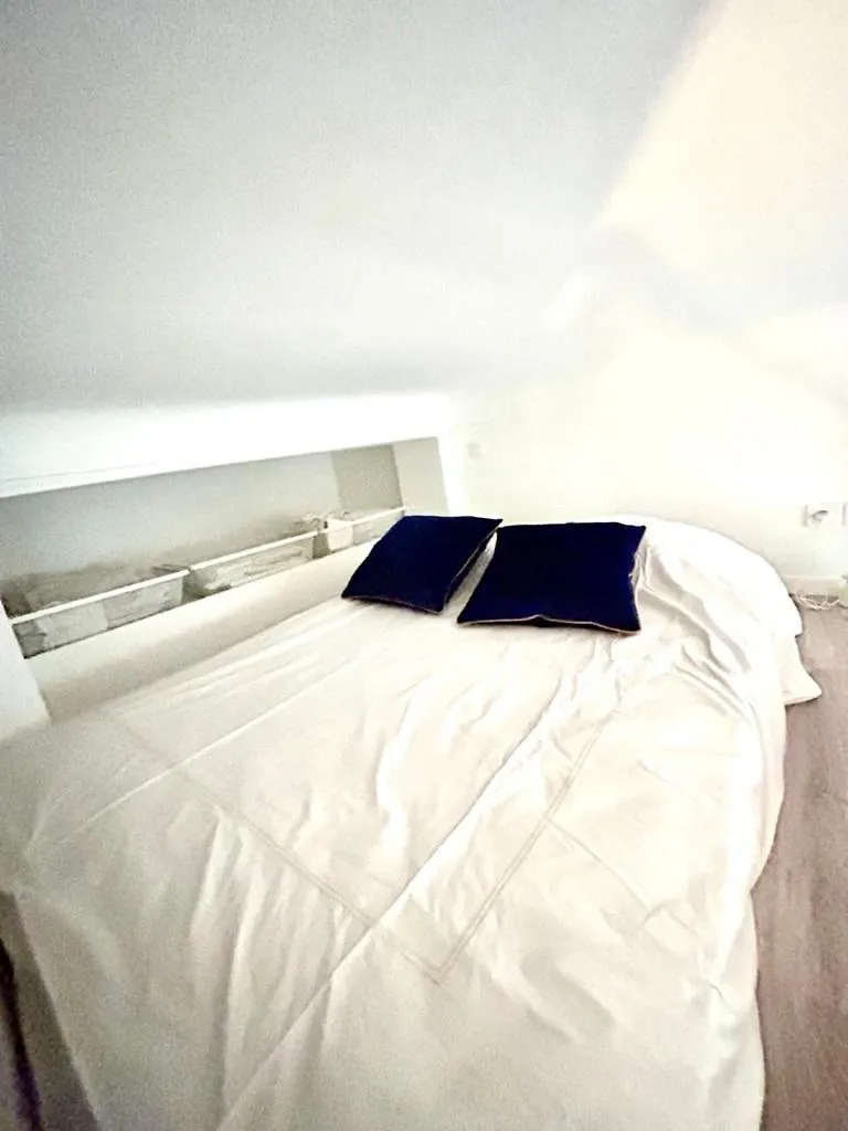 City Center Studio - 1 Min Train Station & Main Street Nice Apartment