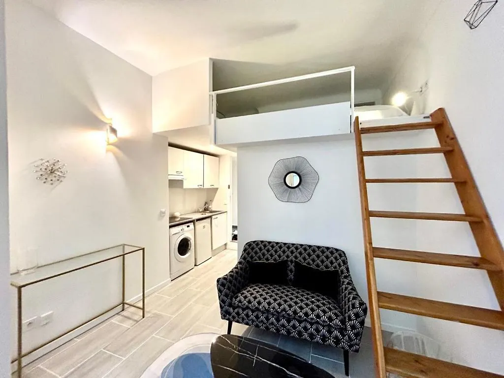 City Center Studio - 1 Min Train Station & Main Street Nice Apartment